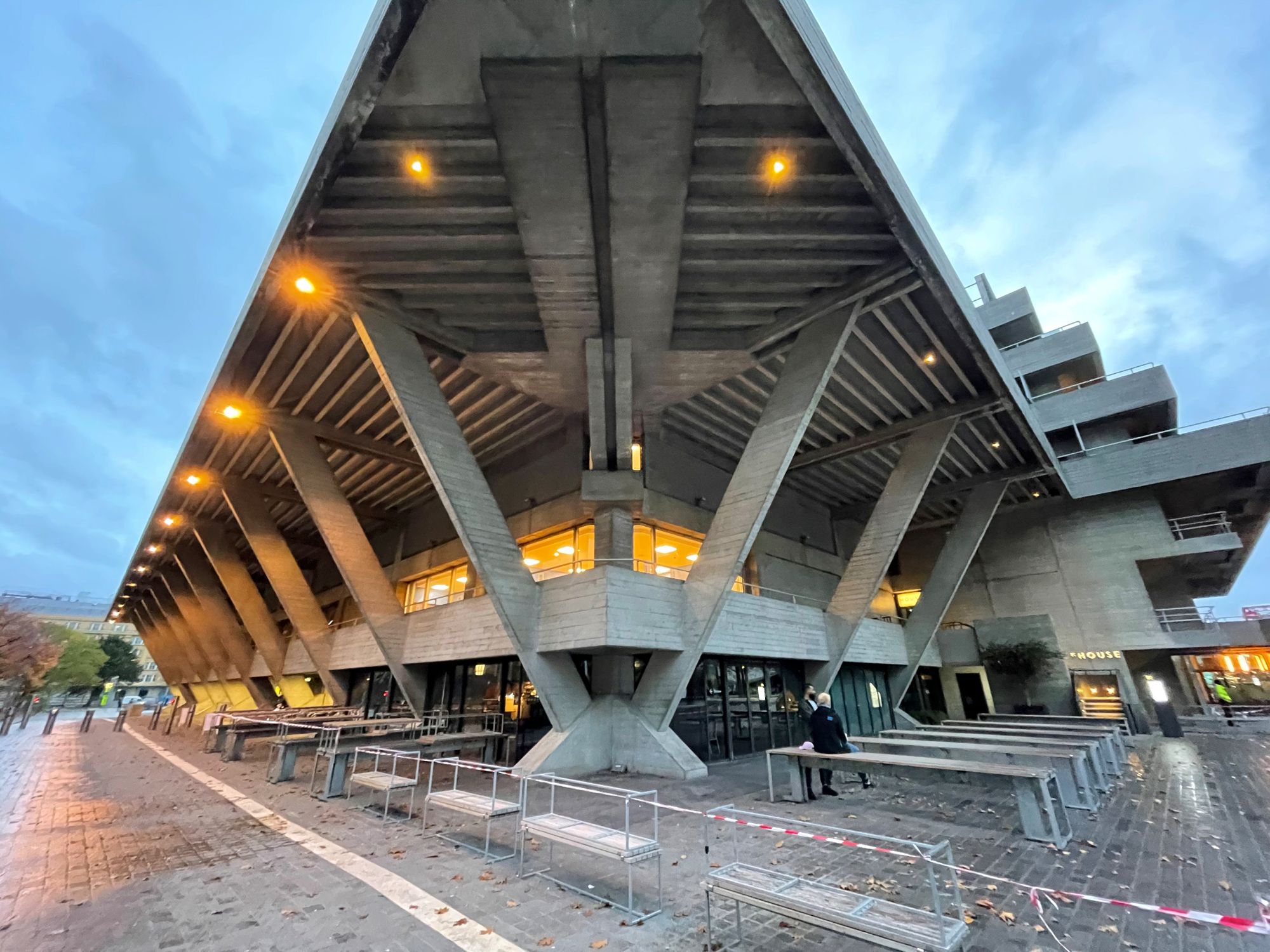 Wide Angle Lens – more building, less quality