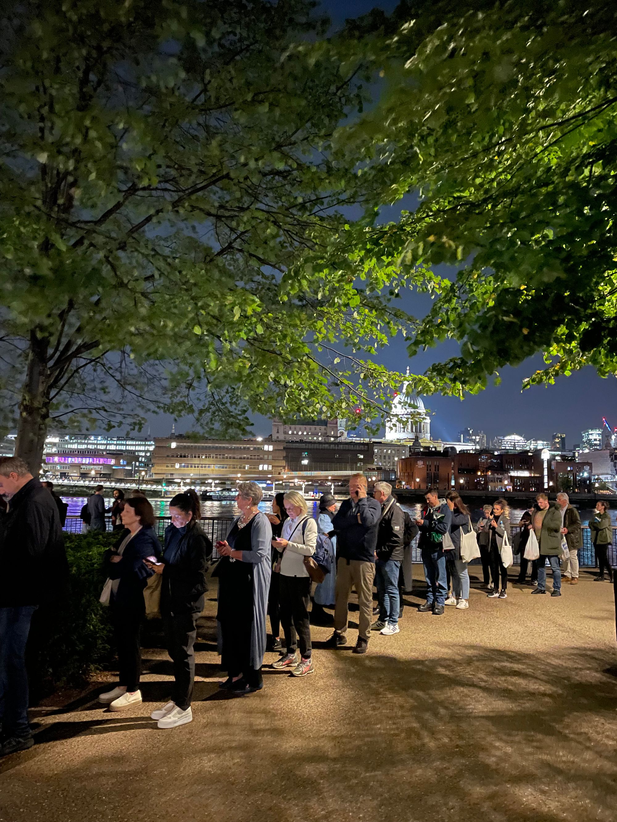 The Queue with St Paul's Cathedral in the background.